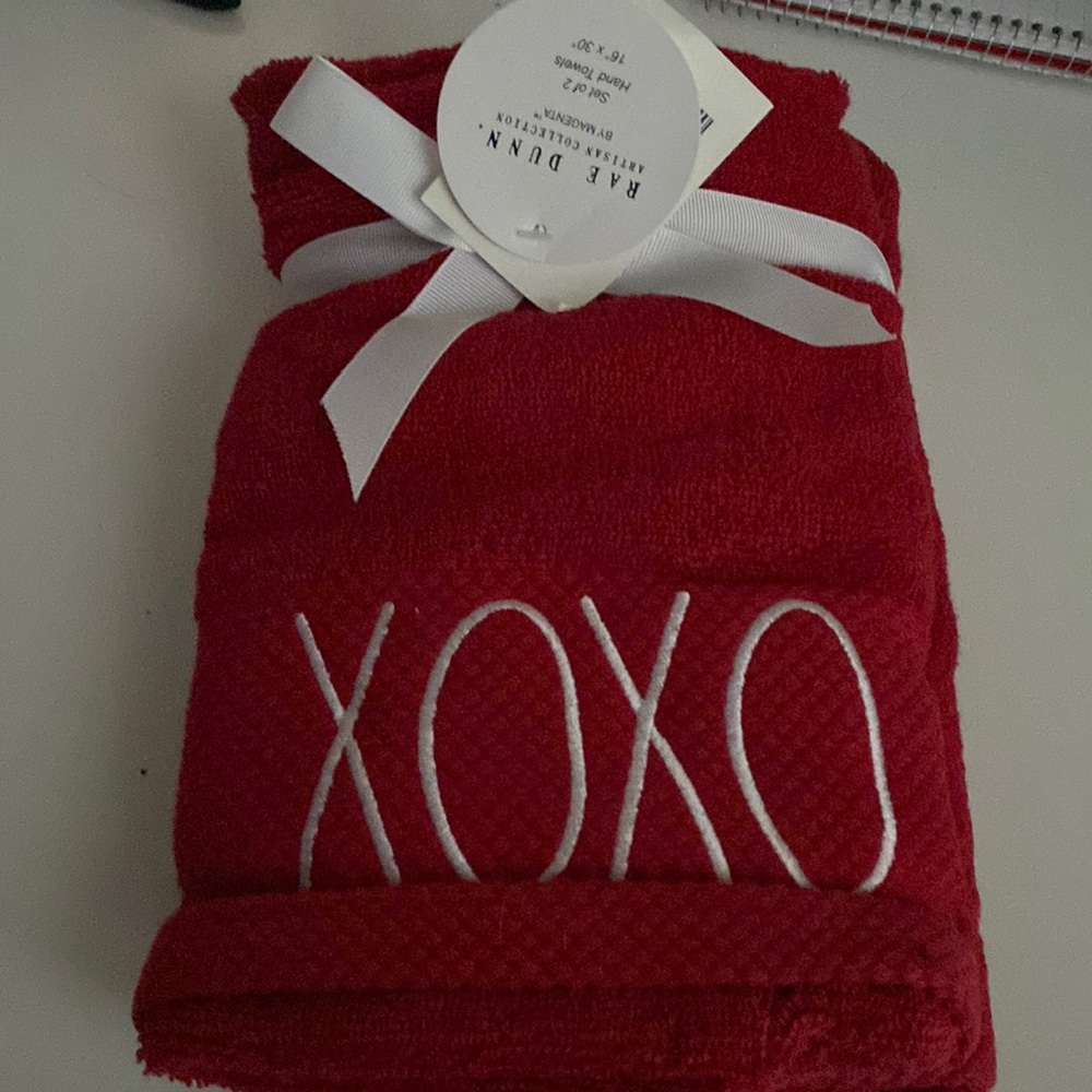 2 hand towels